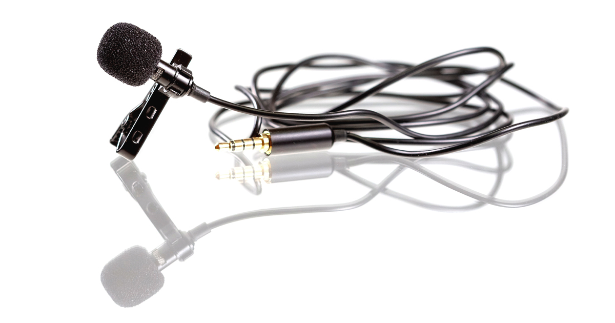 Ein Lavaliermikrofon inklusive Clip und 3,5mm-Klinkenstecker